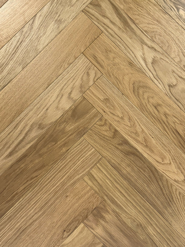Flooraa Athene – houten vloer in visgraat | houtlook vloer kopen bij Vloeren Point