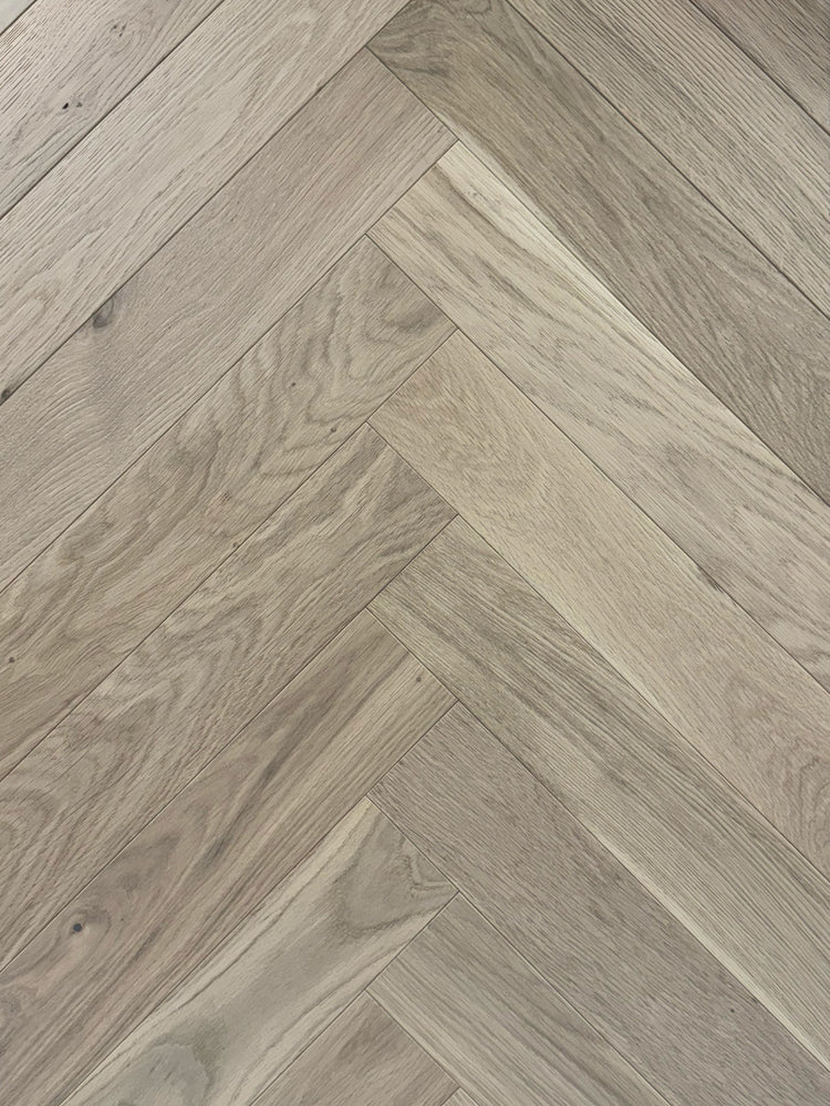 Flooraa Madrid – houten vloer in visgraat | houtlook vloer kopen bij Vloeren Point